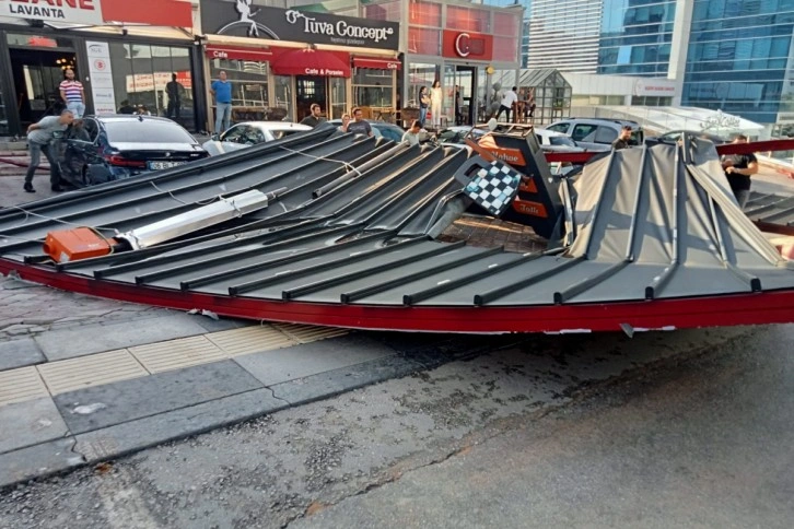 Başkent’te fırtına restoranın çatısını uçurdu