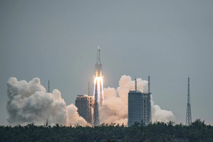 Çin 'Long March 5B' roketini uzaya fırlattı