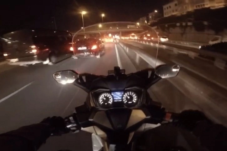 E-5 Karayolu’nda motosikletlinin ölümden döndüğü kaza kamerada
