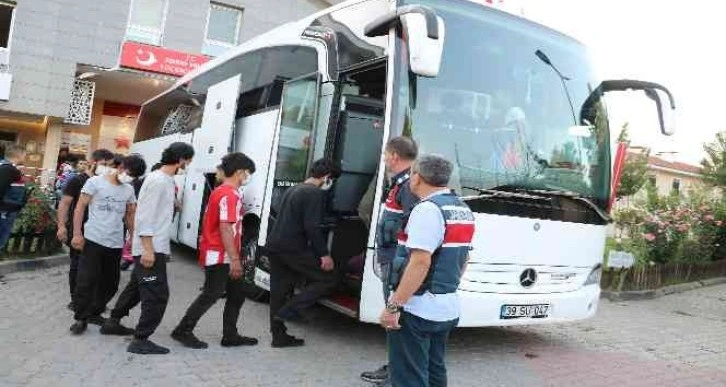 Edirne’de 227 Afgan göçmen sınır dışı edilmek üzere İstanbul'a gönderildi