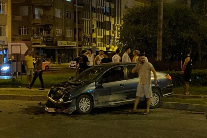 Gazipaşa'da kavşakta iki araç çarpıştı: 1 ölü, 1'i ağır 2 yaralı