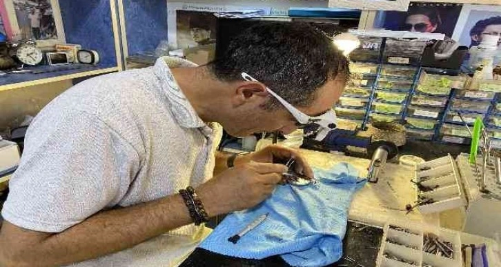 Kadıköy’de 4 kuşaklık vintage saat ve gözlük mazisi