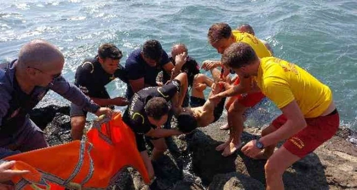 Karadeniz'de dalgalara kapılan genç dalgıç polisler tarafından kurtarıldı