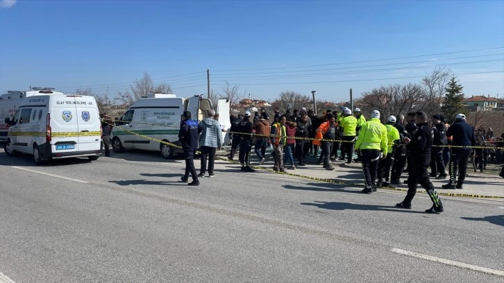 Konya'da otomobil otobüs durağında bekleyenlere çarptı.