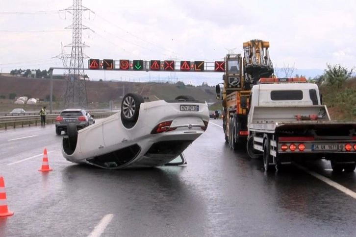 Kuzey Marmara Otoyolu’nda ıslak zeminde kontrolden çıkan araç takla attı: 1 yaralı