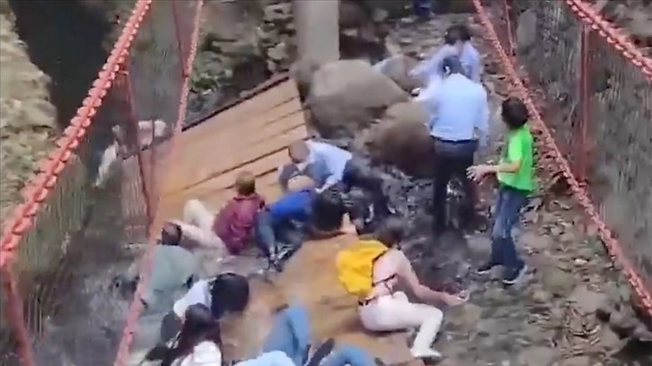 Meksika'da restore edilen asma köprünün açılışında yaşanan çökme sonucu 25 kişi yaralandı
