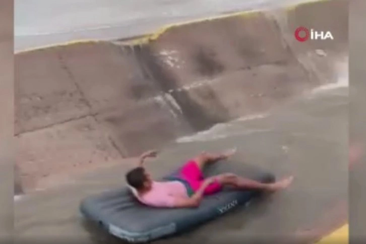 Meksika'da yağmur suyu kanalında şişme yatakla giden adam akıntıya kapıldı
