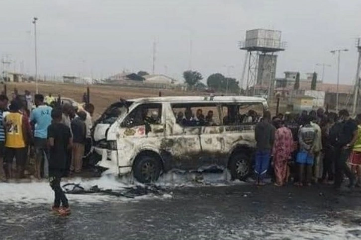 Nijerya'da otobüs otomobile çarptı: 20 ölü