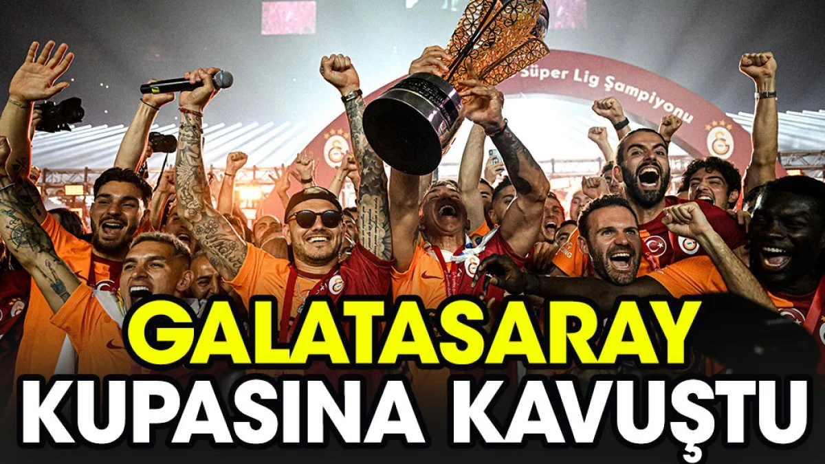 Şampiyonluk kupası Galatasaraylı futbolcuların ellerinde yükseldi. Ali Sami Yen yıkıldı