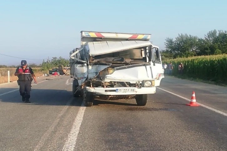 Tarım işçilerini taşıyan traktör ile kamyon çarpıştı: 1 ölü, 13 yaralı