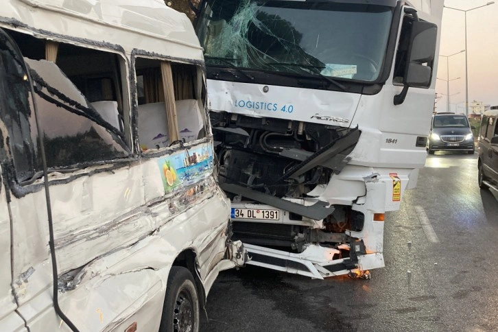 Tırla yolcu minibüsü çarpıştı, kaza ucuz atlatıldı