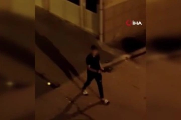 16 yaşındaki çocuk elinde kuru sıkı silahla sokak sokak dolaştı