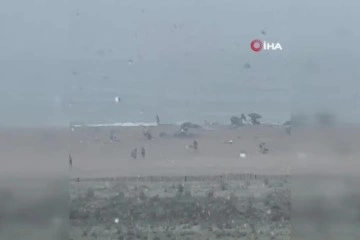 ABD'de şiddetli rüzgar şemsiyeleri okyanusa uçurdu