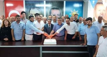 AK Parti’nin 21. yıl pastası kesildi