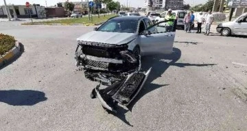 Aksaray’da iki otomobil çarpıştı: 3 yaralı