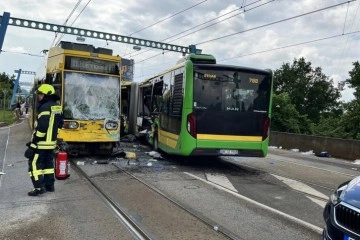 Almanya'da otobüsle tramvay çarpıştı