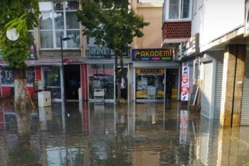 Ankara’daki sel birçok dükkanı kullanılamaz hale getirdi