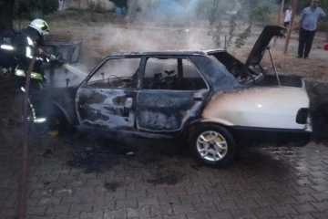 Antalya'da park halindeki otomobil yandı!
