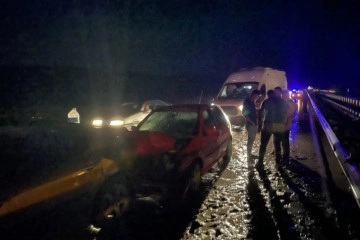 Balçıkla kaplanan yolda iki otomobil çarpıştı: 5 yaralı