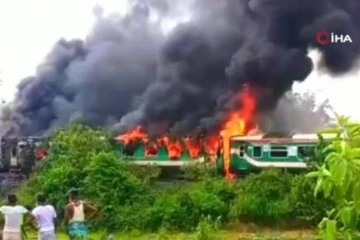 Bangladeş’te tren alev alev yandı