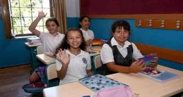 Başkan Günel minik öğrencilerin okul heyecanına ortak oldu