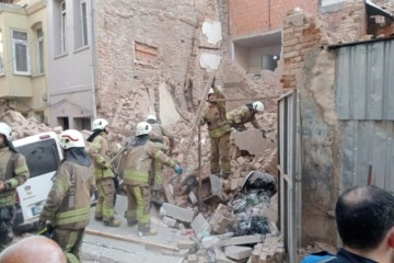 Beyoğlu’da 4 katlı metruk bina çöktü