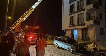 Binanın çatısında çıkan yangın vatandaşları sokağa döktü