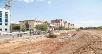 Bingöl Belediyesi caddeyi genişletmek için askeriyenin duvarını yıktı