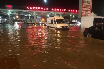 Bulgaristan-Edirne sınırında sel: Yollar kapandı araçlar mahsur kaldı
