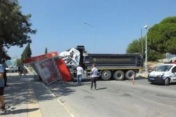 Burhaniye’de freni boşalan kamyon yıktı geçti