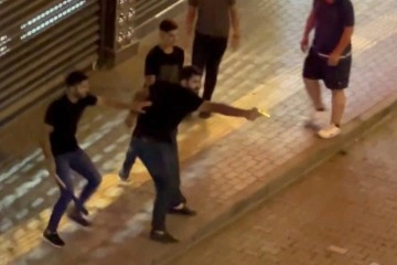 Bursa'da cadde ortasında akrabalarına böyle kurşun yağdırdı: 3 yaralı