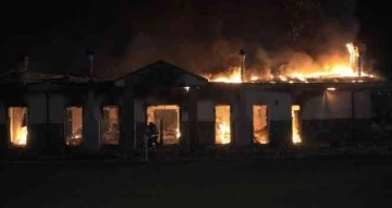 Bursa’da çiftlikte bulunan restoranda yangın çıktı: Alevler içindeki restoran kamerada