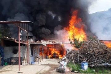 Bursa'da samanlık yangını garaja sıçradı: Traktör ve su motoru alev alev yandı