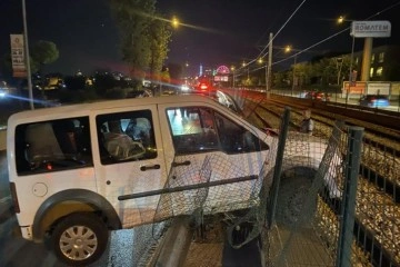 Bursa'da ticari araç metro rayına uçtu : 1 yaralı