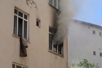 Çakmakla oynarken evi yaktı: 3 kişi dumandan etkilendi