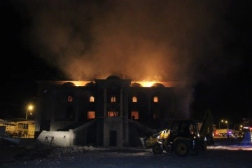 Cami inşaatında çıkan yangın 2 saatte söndürüldü