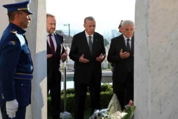 Cumhurbaşkanı Erdoğan, Bosna Hersek’in merhum lideri Aliya İzzetbegoviç’in kabrini ziyaret etti