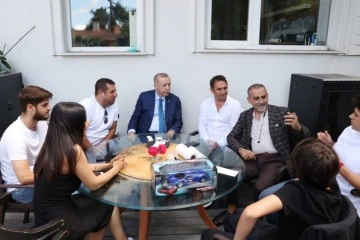 Cumhurbaşkanı Erdoğan çay davetini kabul ettiği vatandaşlarla sohbet etti