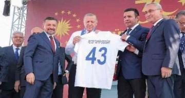 Cumhurbaşkanı Erdoğan’a, Belediye Kütahyaspor forması hediye edildi