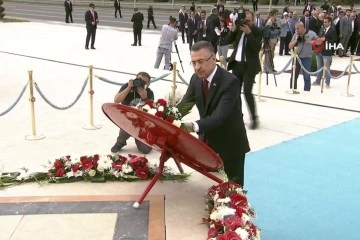 Cumhurbaşkanı Yardımcısı Oktay, 15 Temmuz Anıtı'na çelenk bıraktı