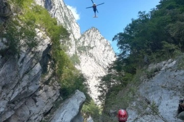 Dünyanın en derin kanyonunda mahsur kalan sporcular helikopterle kurtarıldı