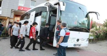 Edirne’de 227 Afgan göçmen sınır dışı edilmek üzere İstanbul’a gönderildi
