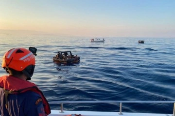 Ege sularında 65 göçmen kurtarılırken, 192 göçmen ve 5 göçmen kaçakçısı yakalandı
