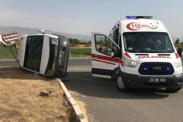 Elazığ’da minibüs ile hafif ticari araç çarpıştı: 3 yaralı