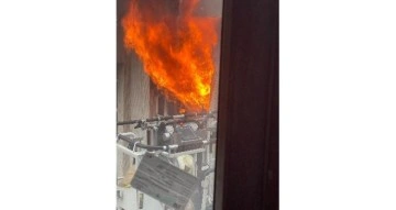 Eminönü’nde 4 katlı handa çıkan yangın çıktı