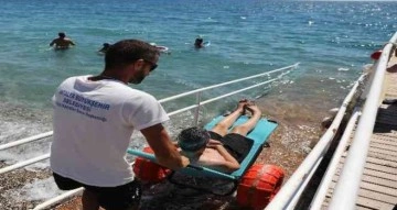 Engelliler denizin tadını Engelsiz Plaj ’da çıkartıyor