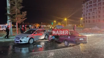 Ereğli'de alkollü sürücü park halindeki 2 araca çarptı. 1 kişiyi yaralandı.