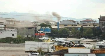 Fabrika bacasından dumanlar yükseldi, tedirgin olan vatandaşlar isyan etti