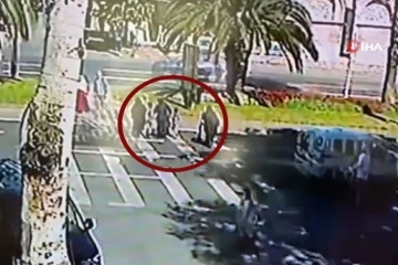Fatih'te 3 kadın ve 3 çocuğa arabanın çarptığı dehşet anları kamerada