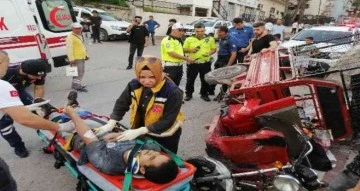 Freni patlayan elektrikli motosiklet devrildi: 2 yaralı
